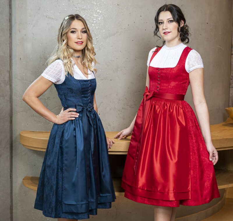 festliche Dirndl blau und rot