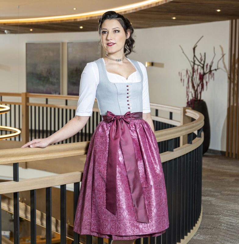 Dirndl beere mit hochwertiger Handdruckschürze