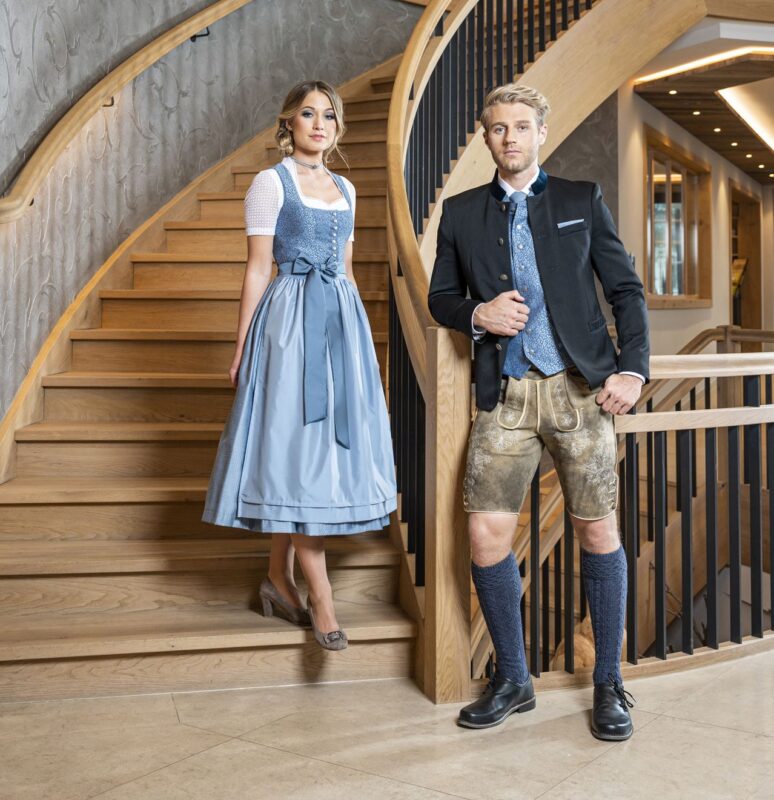 passendes Dirndl blau und Sakko und Weste und kurze Lederhose