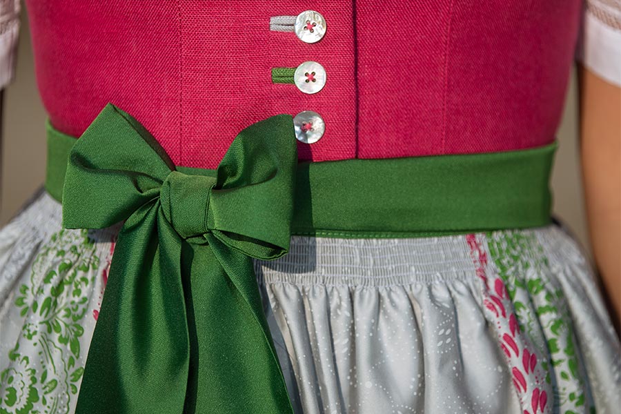 Dirndl mit extravaganten Stoffen und Farben